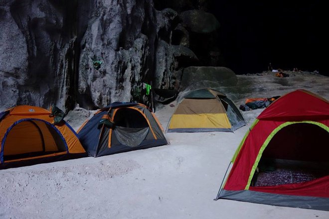 Mỗi tour chinh phục Sơn Đoòng có tối đa 10 khách, 99,9% là số tour kín khách. Riêng đoàn của một tỉ phú Hong Kong chỉ có 6 người đã bao gồm quay phim, chụp ảnh riêng và trợ lý của tỉ phú. Ngoài du khách thì đoàn khám phá luôn luôn có chuyên gia hang động, chuyên gia y tế, hướng dẫn viên, trợ lý hướng dẫn, đầu bếp và những người khuân vác hành lý (porter).
