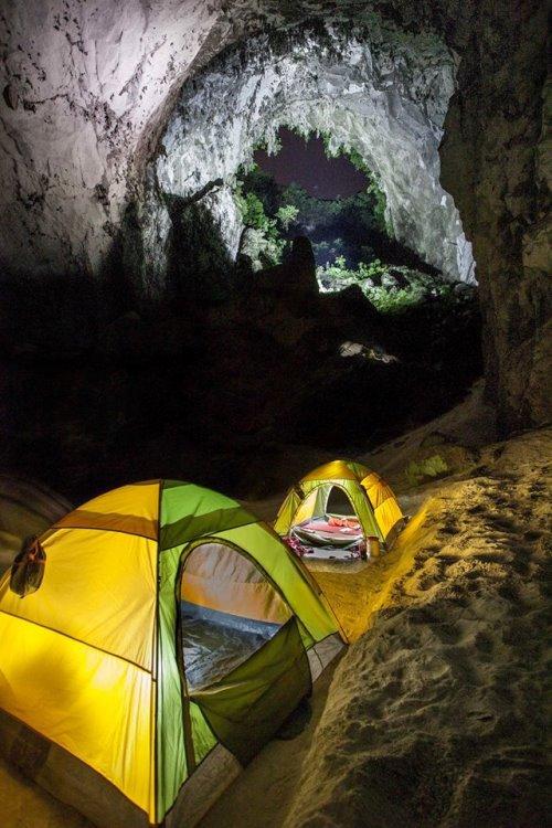 Tour Sơn Đoòng kéo dài 7 ngày trong đó có 5 ngày du khách trải nghiệm hoàn toàn trong môi trường tự nhiên như ăn, uống, cắm trại, ngủ lều, tắm suối... Hành trình có 2 đêm ngủ Hang Én và 3 đêm trong hang Sơn Đoòng.
