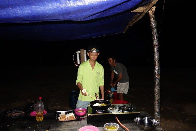 Đoàn có một đầu bếp chính và hai đầu bếp phụ, họ là những người đến điểm cắm trại hoặc điểm dừng buổi trưa trước tiên để chuẩn bị bữa ăn và sắp xếp chỗ cho mọi người.