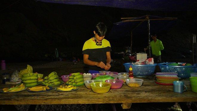 Ngoài những món ăn được chế biến và thưởng thức ngay tại hang Sơn Đoòng, trong tour khám phá này du khách còn được ăn hải sản tươi ngon hoặc đặc sản của các bản làng xung quanh Phong Nha.