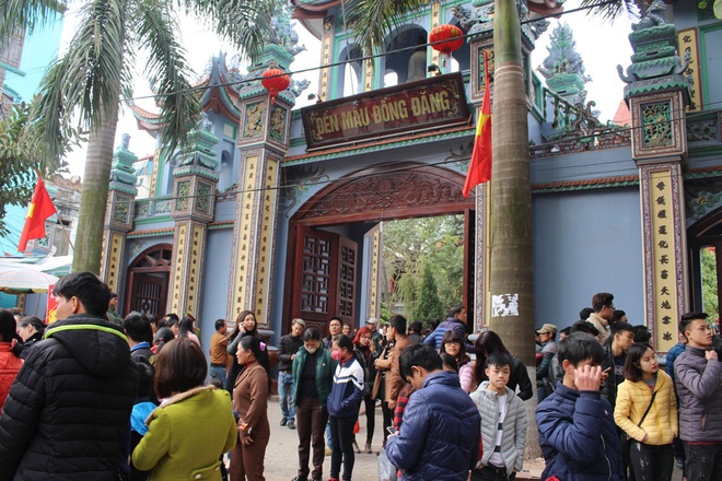Đền Mẫu Đồng Đăng nằm tại thị trấn Đồng Đăng (huyện Cao Lộc, tỉnh Lạng Sơn) là một trong những nơi thờ tự nổi tiếng trong tín ngưỡng thờ Mẫu của người Việt Nam. Ngày mùng 10 tháng giêng âm lịch hàng năm, đông đảo du khách về tham dự lễ hội.
