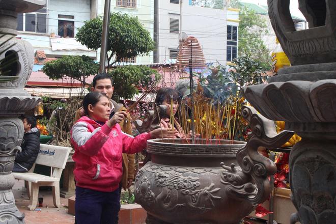 Du khách thắp hương phía ngoài sân đền.