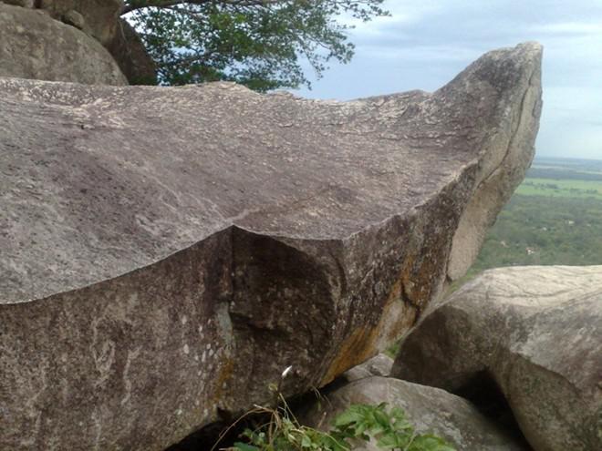 Anh Vũ Sơn (núi Ông Két): Núi Anh Vũ Sơn có độ cao là 225m, dài 1.100 m, nằm cách chợ Nhà Bàng khoảng chừng 2,5km, về phía huyện Tri Tôn. Đường lên đỉnh do người dân lên núi kiếm củi tạo thành. Đoạn này ngắn hơn đoạn vào cổng chính. Điều thú vị là đoạn này còn rất hoang sơ, ít người qua lại, khung cảnh rừng núi còn vẻ nguyên sinh, nên rất đẹp và thanh tịnh. Nhiều phiến đá tạo hình dáng tự nhiên rất đẹp. Một phiến đá có hình dạng như chiếc thuyền độc mộc trên lưng chừng núi.