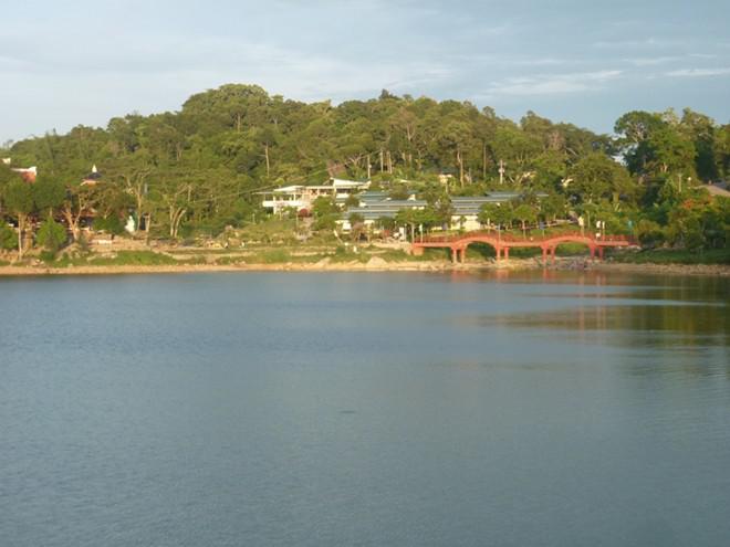 Thiên Cấm Sơn (núi Ông Cấm): Có độ cao 716 m, dài 7.500 m, đây là ngọn núi cao nhất trong dãy Thất Sơn, và cũng là ngọn núi thiêng nhất trong vùng Bảy Núi. Thiên Cấm Sơn đã có đường xe chạy lên núi, và mới đây vừa khai trương tuyến cáp treo lên hồ Thủy Liêm. Muốn lên núi, bạn có thể đi bộ theo các lối mòn trong rừng, hoặc đi xe khách lữ hành. Trên núi có một hồ chứa nước thiên nhiên rất rộng và đẹp, gọi là hồ Thủy Liêm.