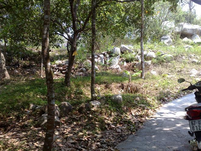 <strong>Ngũ Hồ Sơn (núi Dài 5 Giếng): </strong>Núi có độ cao 265m so với mực nước biển, là ngọn núi cao thứ tư trong bảy núi. Ngũ Hồ thuộc thị trấn Nhà Bàng, vách phía Tây và Đông thuộc địa phận xã An Phú, Văn Giáo của Tịnh Biên. Núi có địa hình rất hiểm trở, nằm đối diện với Anh Vũ Sơn (núi Ông Két).