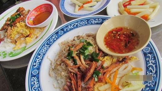 Không giống như một số quán cơm tấm ở Sài Gòn, thịt nướng ở đây được thái lát dài và mỏng. (Nguồn: Internet)