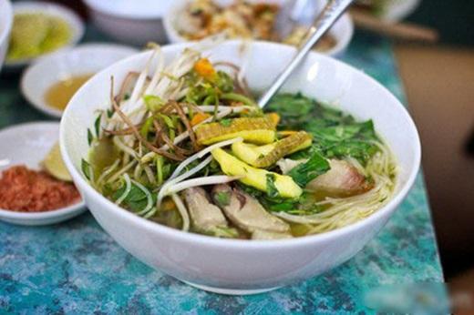Nước lèo trong, có vị ngọt từ xương cá, lại còn đậm đà vị ruốc và đặc biệt không hề tanh. (Nguồn: Internet)
