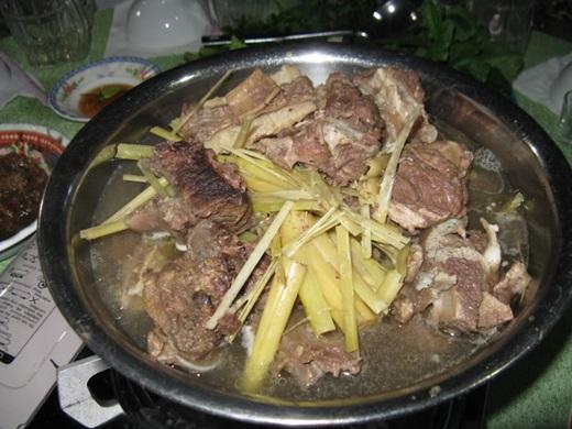 Thịt trâu không có vị đậm như thịt bò nhưng độ thơm ngọt thì chẳng hề thua kém; ăn với nước chấm cơm mẻ chua chua ngọt ngọt thì không thể nào chối từ được nữa. (Nguồn: Internet)