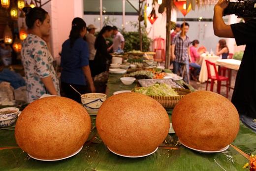 Những hạt nếp của món xôi phồng vừa dẻo vừa thơm, lại có màu vàng ươm, ăn rất ngon khi chấm cùng tương ớt, xì dầu hay đôi khi ăn không để thưởng thức trọn vẹn độ ngon. (Nguồn: Internet)