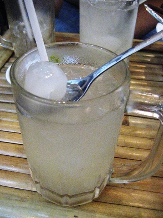 Nước thốt nốt tươi nguyên chất có vị ngọt thanh tao, vừa uống vừa vớt cơm béo bùi, thơm hấp dẫn. (Nguồn: Internet)