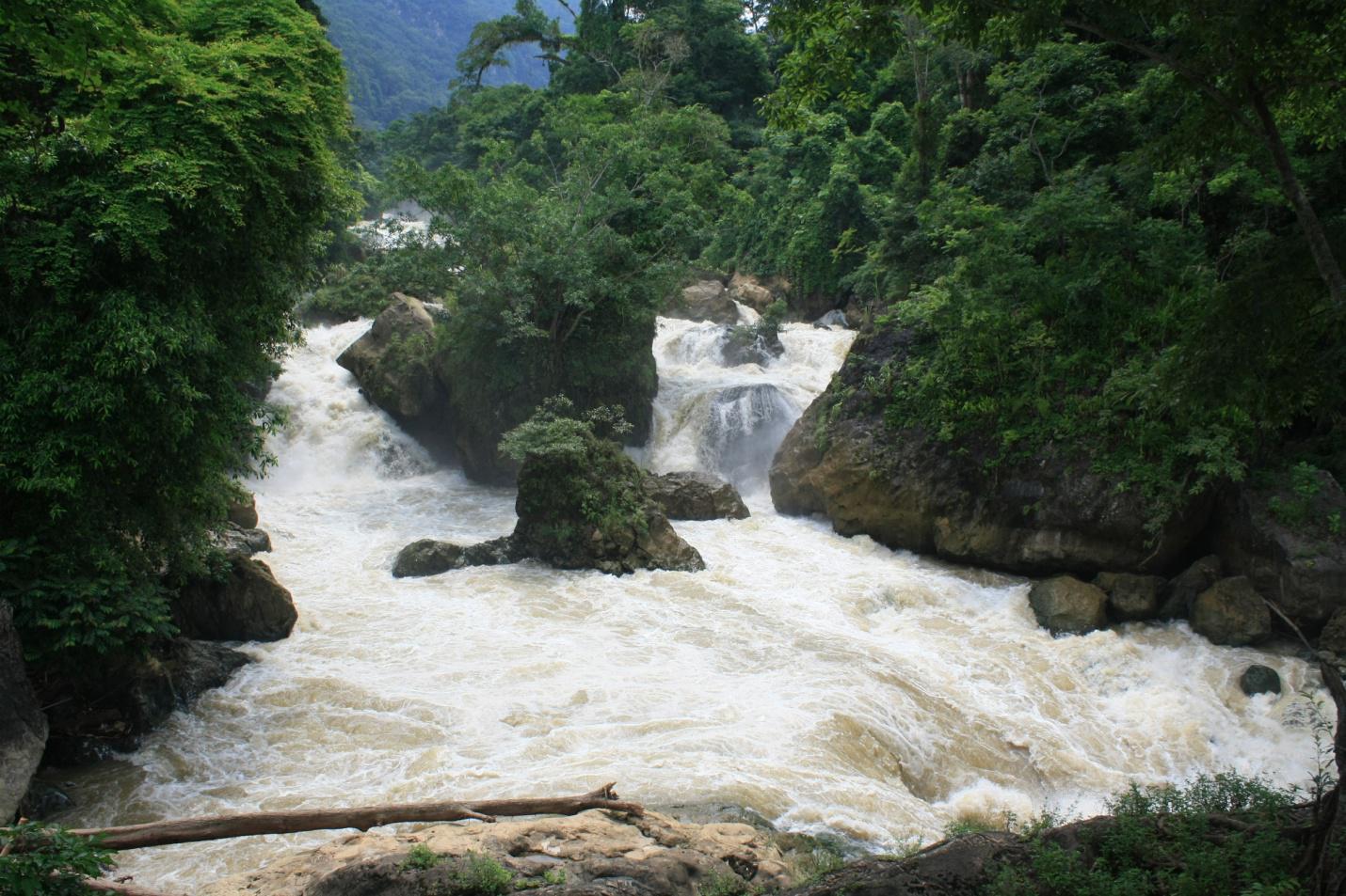 Dòng sông Năng bị hàng trăm tảng đá lớn chặn lại tạo thành thác Đầu Đẳng.