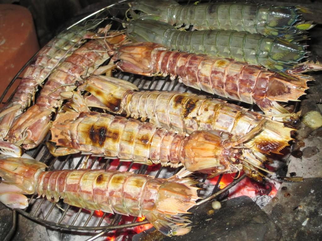 Tôm tít là món đặc sản được du khách rất yêu thích khi đến đây. Ảnh: ST