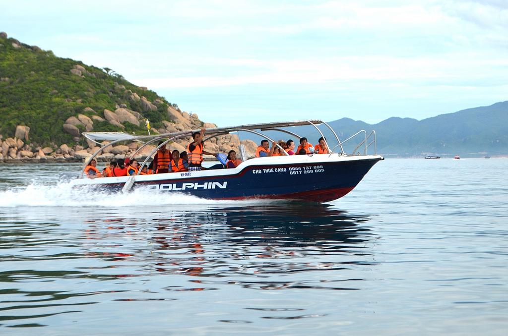 Lướt ca nô ra Bình Ba chỉ trong 15 phút. Ảnh:  camranhtour