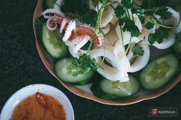 Về Bình Định hãy nhớ thưởng thức hải sản, ở đây nổi tiếng với mực ống, cá mú, cá bốp, cá sơn... và dĩ nhiên là cũng rất ngon.