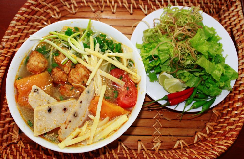 Món bún chả cá Quy Nhơn hấp dẫn. Ảnh: diadiemquynhon.com