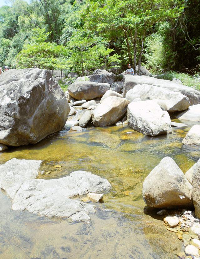 Mặt nước trong veo soi phiến đá