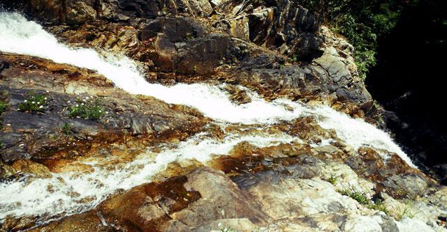 Thác 2 với dòng chảy chữ Y, nước tuôn xối xả