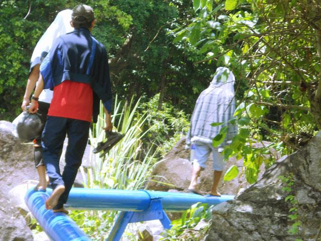 Băng qua con đường rừng khoảng 4km