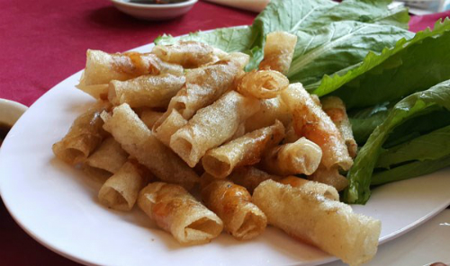 Những miến nem ram tôm giòn tan trong miệng luôn hấp dẫn thực khách khi tới Bình Định. Ảnh: amthuc