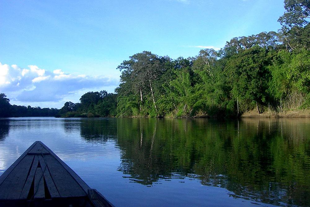 Ngồi thuyền tham quan vườn quốc gia Yok Đôn. Ảnh: vietnamtourism