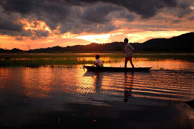 Mưu sinh trên hồ Lak. Ảnh: Trần Minh Hoàng