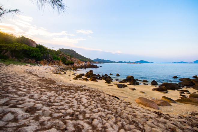 Khung cảnh hoang đảo Robinson thích hợp với những cặp tình nhân hoặc nhóm bạn cắm trại.