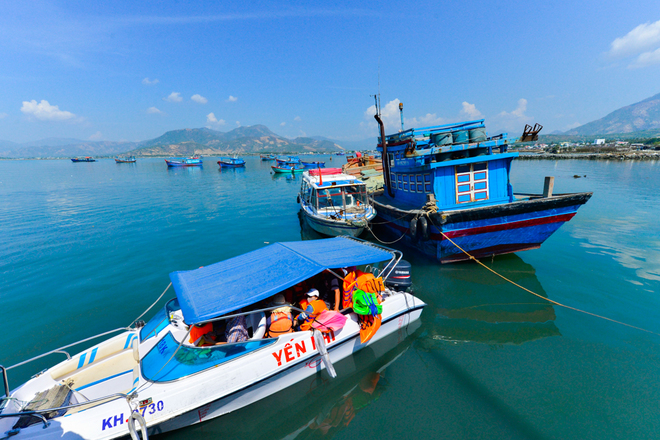 Từ Cam Ranh (Khánh Hòa), du khách có để đến hoang đảo Robinson bằng cách xuất phát từ bãi Đá Bạc để đi tàu mất một giờ đồng hồ, hoặc xuất phát từ bãi Cam Lập, đi bằng tàu mất khoảng 15 phút. Một cách đi khác, dân phượt có thể đi bằng đường bộ để đến đảo nhưng phải mất khoảng 3 giờ.