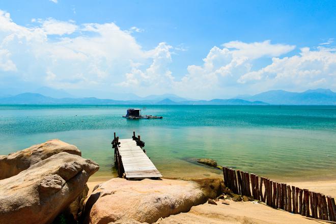 Chưa có người dân định cư, các cầu cảng chủ yếu được ngư dân và các chủ lều trại dựng lên đón các nhóm du khách thích phiêu lưu và đam mê khám phá những vùng biển lạ.