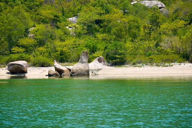 Điểm nổi bật của bán đảo Robinson chính là màu xanh của nước biển, màu trắng của cát. Chen vào đó là quần thể cây cối xanh um mọc kín những ngọn đồi.