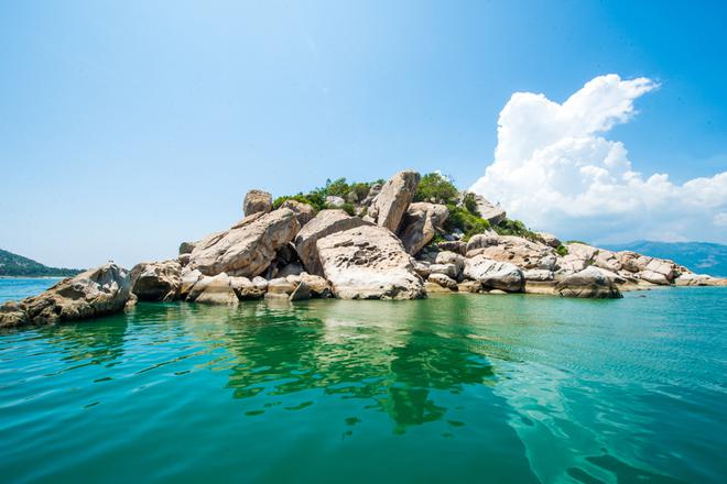Nhiều bãi đá nhô lên giữa sóng nước tạo nên một nét đẹp riêng cho mé biển ít người lui tới.