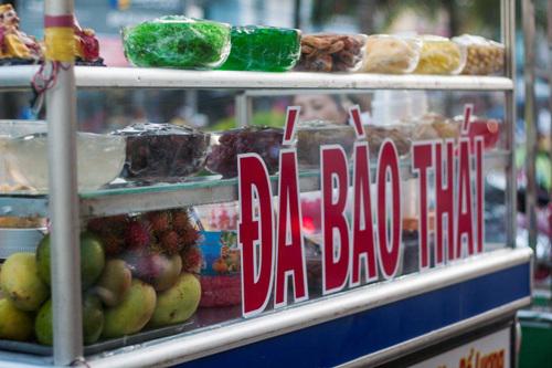 Đồ ăn vặt miền sông nước không thể thiếu những ly đá bào rưới siro hay sinh tố trái cây mát lạnh. Mùa nào thức đấy, những cửa hàng bán hoa quả ở đây luôn tấp nập khách mua bán vì giá rẻ và tươi ngon.