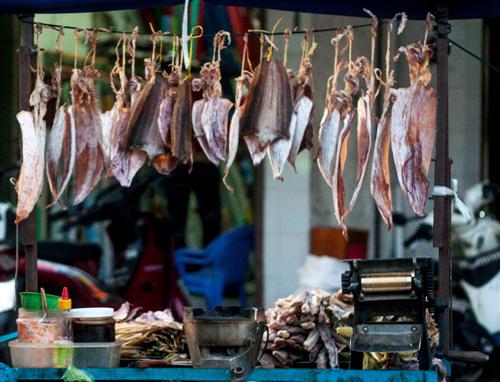Nếu bạn là người thích lai rai với bạn bè, một đĩa khô mực chấm tương ớt sẽ đưa đẩy cuộc trò chuyện thêm phần thú vị. Bạn có thể mua và đem ra bến Ninh Kiều, vừa ngắm mặt trời lặn, vừa từ từ thưởng thức mực.