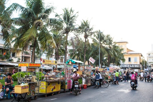 Khu chợ ẩm thực là thiên đường cho những người mê đồ ăn vặt tại thành phố Cần Thơ. Khi mặt trời dần buông trên dòng Hậu Giang, rất nhiều người bán đẩy xe hàng từ khắp nơi về con phố nhỏ này để họp chợ.