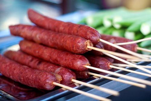 “Tung lò mò”, một món ăn đặc trưng của người Chăm tại miền Nam. Người chế biến băm thịt bò, trộn với các loại gia vị đặc trưng của người Chăm rồi nhồi vào lòng bò. Sau đó, món ăn sẽ được phơi lên cho ráo nước, gần giống cách làm lạp xưởng xông khói của nhiều đồng bào dân tộc phía Bắc.