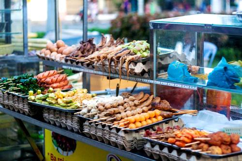 Nếu bạn là tín đồ của hải sản, những xiên bạch tuộc hay tôm nõn sẽ khiến bạn thỏa mãn. Các xiên hải sản nướng ở đây có giá khá “mềm” so với nhiều điểm du lịch khác.