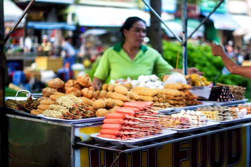 Bên cạnh đồ nướng, đồ chiên rán cũng chiếm ưu thế và được ưa chuộng tại khu chợ. Giờ tan tầm, học sinh từ nhiều trường trong khu vực và du khách lại tìm tới đây, tranh thủ thử những món ăn bắt mắt và có giá phải chăng.