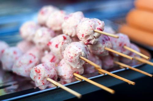 Viên chả cua có màu hồng phớt, khi rán lên ăn vẫn cảm nhận được vị ngọt của thịt cua. Mỗi quầy hàng như một bữa tiệc buffet thu nhỏ, đi một vòng sẽ thấy các loại xiên đa sắc màu: xanh của cốm, vàng của há cảo, đỏ của xúc xích, đen của rong biển…Mỗi xiên có giá khoảng 5.000 - 10.000 đồng.