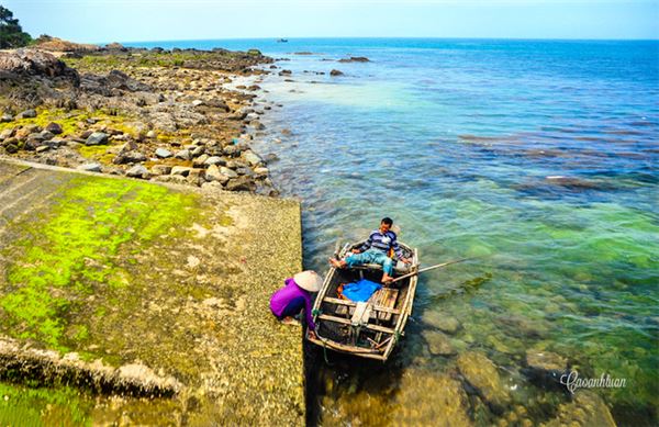 Cô Tô là đảo du lịch nổi tiếng nằm ngoài khơi tỉnh Quảng Ninh. Từ cảng Vân Đồn, du khách có thể đi tàu gỗ hoặc cánh ngầm ra đảo. Ngoài tắm biển, ngắm hoàng hôn là một trong những trải nghiệm không thể bỏ qua ở hòn đảo này.