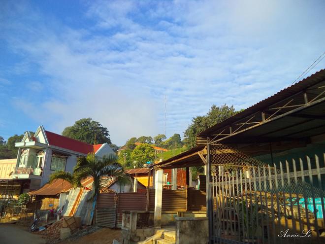 Những ngôi nhà tựa lưng vào vách núi. Bạn cũng đừng ngạc nhiên khi thức dậy ở D’ran mà không thấy ai ở nhà vào 6h, vì mọi người đều đang ở chợ, hoặc đều đã xuống đồng.