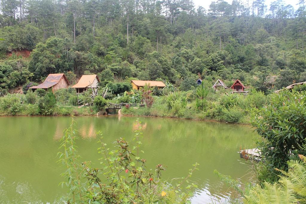 Làng Đuốc nằm thơ mộng bên bờ hồ. Nhiều bạn trẻ, đặc biệt là sinh viên, thường tụ hội về đây để tổ chức các hoạt động picnic, hội nhóm, cắm và đốt lửa trại qua đêm giữa không gian mênh mông núi rừng.