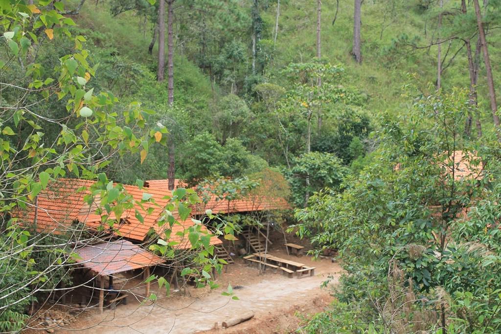 Nhữn ngôi nhà sàn dân tộc K’ho được đầu tư, mở rộng thêm để phục vụ khách tham quan. Ban ngày, các nhóm du khách tổ chức sinh hoạt, trò chuyện và ca vang những bài như làng Cù Lần, Trái tim Cù Lần, Thằng Cù Lần,… thi thố nấu cơm lam, nướng khoai lang, thưởng rượu cần…