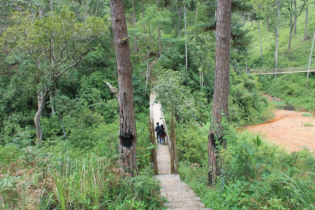 Để đến được làng, du khách phải vượt qua hàng trăm bậc thang đá phủ rêu phong và hai cây cầu treo. Những bạn trẻ ưa mạo khám phá chọn cách trải nghiệm tản bộ, trekking 400 m và vượt qua hàng trăm bậc thang trơn trợt vì rêu phủ, những cây cầu treo lủng lẳng để đến với ngôi làng. Những người lớn tuổi ngại đi xa, có thể chọn dịch vụ xe jeep để tham quan làng. Loại hình này mang lại cho bạn những điều thú vị và bất ngờ như băng suối, vượt ghềnh thác, lên xuống những địa hình dốc, khúc khuỷu, chênh vênh dốc đá.