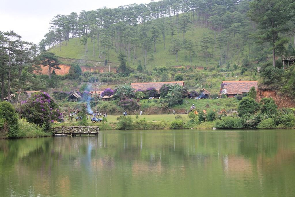 Đến với làng Cù Lần, du khách như tìm về lại với thiên nhiên hoang dã, đứng trên cầu treo, dang tay rộng và căng lồng ngực hít thở thật sâu, cảm nhận không khí mát rười rượi của cao nguyên, mùi hương của cỏ cây, rừng núi và hòa mình trong cảnh sắc tuyệt vời ở mảnh đất bình dị này.