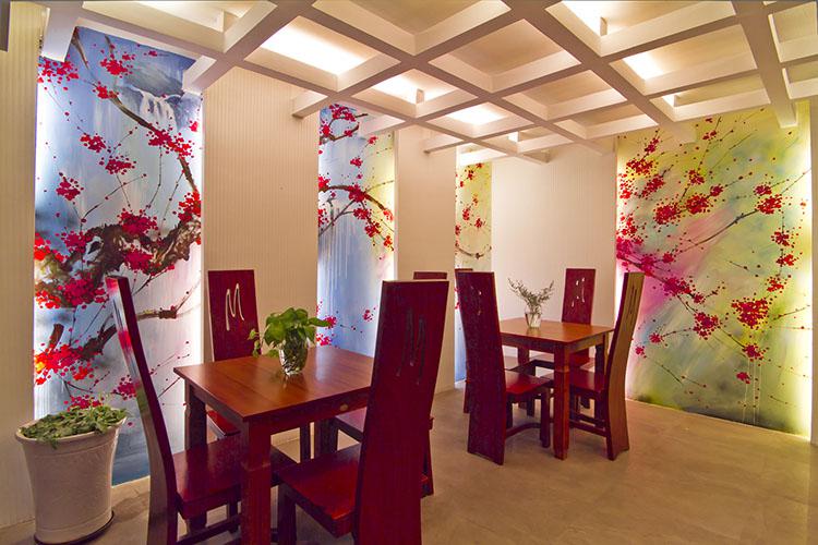Khu vực ăn uống của khách sạn được trang trí rất dễ thương.