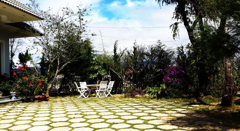 Khuôn vẻ rộng rãi, ngập tràn hoa và cây xanh.