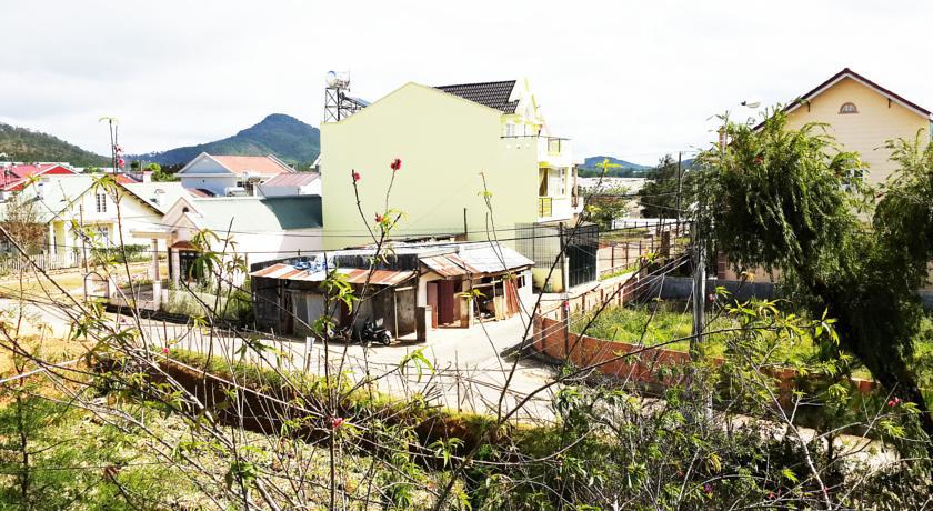 Không gian yên tĩnh xung quanh khách sạn.