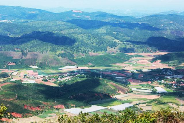 Bức tranh phong cảnh hữu tình nhìn từ đỉnh núi