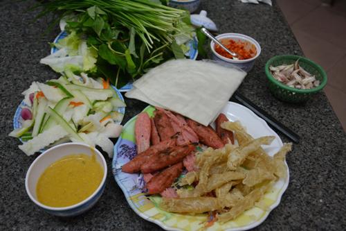 Nem Đà Lạt ăn cùng bánh tráng, rau xà lách, chuối, khế... và chấm nước tương được pha chế riêng. Nước chấm ở đây nấu từ xương heo được ninh kỹ lọc lấy nước cốt, cùng tương hột xay, rồi đánh nhuyễn hai hỗn hợp này lại với nhau, sau đó nêm gia vị, nước mắm, bột nêm cho vừa ăn, thêm vừng rang, tạo vị ngọt và béo. Ở Đà Lạt nổi tiếng nhất là quán nem Bà Hùng trên đường Phan Đình Phùng và chợ Chi Lăng. Một phần nem nướng cho một người ăn khoảng 30.000 đồng.
