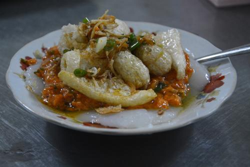 Bánh bèo Bánh bèo Đà Lạt hơi giống với bánh bèo miền Trung, có chút khác biệt trong hương vị. Bánh bèo chén Đà Lạt được làm từ bột gạo tẻ pha chút bột lọc chứ không phải làm hoàn toàn từ bột gạo tẻ như nhiều nơi khác. Chính vì vậy mà bánh bèo chén ở đây hơi trong, dai, không quá dính và khi ăn thì không quá mềm cũng không quá cứng. Nước sốt làm từ tôm, thịt băm nhỏ, thêm một ít da lợn chiên giòn và chén nước nắm chua ngọt bên cạnh. Bạn có thể ghé quán bánh bèo trên đường Phan Đình Phùng để thưởng thức với giá 25.000 đồng một phần.
