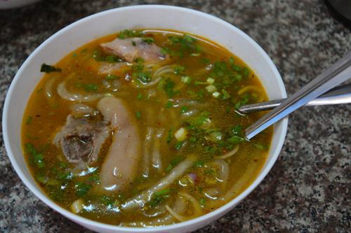Bánh canh Bánh canh được bán ở nhiều đường phố Đà Lạt nhưng nổi tiếng nhất là bánh canh Xuân An trên đường Nhà Chung. Trong cái không khí se lạnh của Đà Lạt, tô bánh canh bốc khói nghi ngút chưa ăn đã thấy ấm lòng. Thêm chút hành ngò xắt nhỏ trộn với củ hành tươi xắt mỏng cùng với tiêu xay và những miếng ớt đỏ càng làm tăng thêm hương vị nồng nàn, đậm đà hấp dẫn. Giá một tô từ 25.000-35.000 đồng.